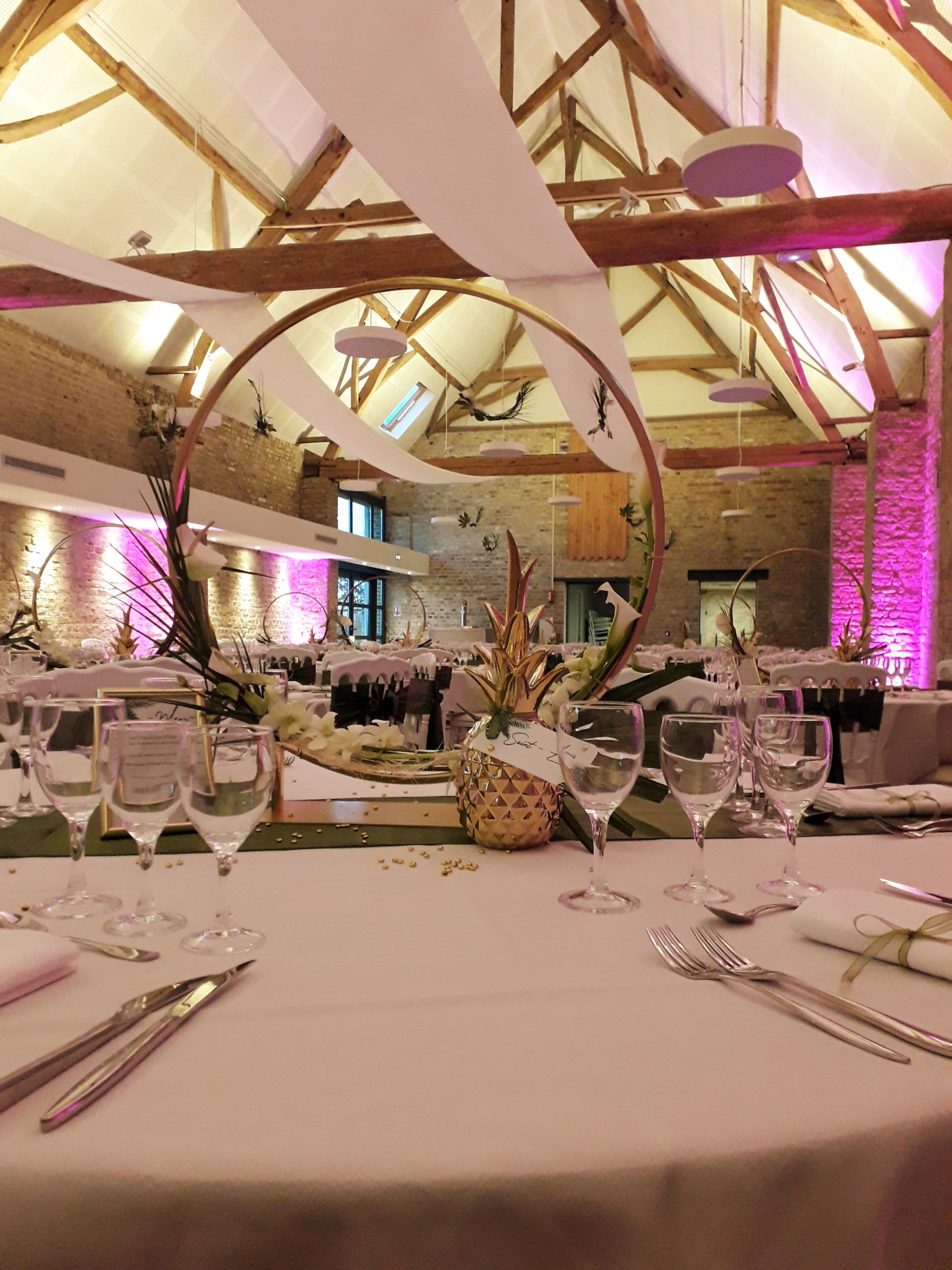 Plafond avec drapé blanc