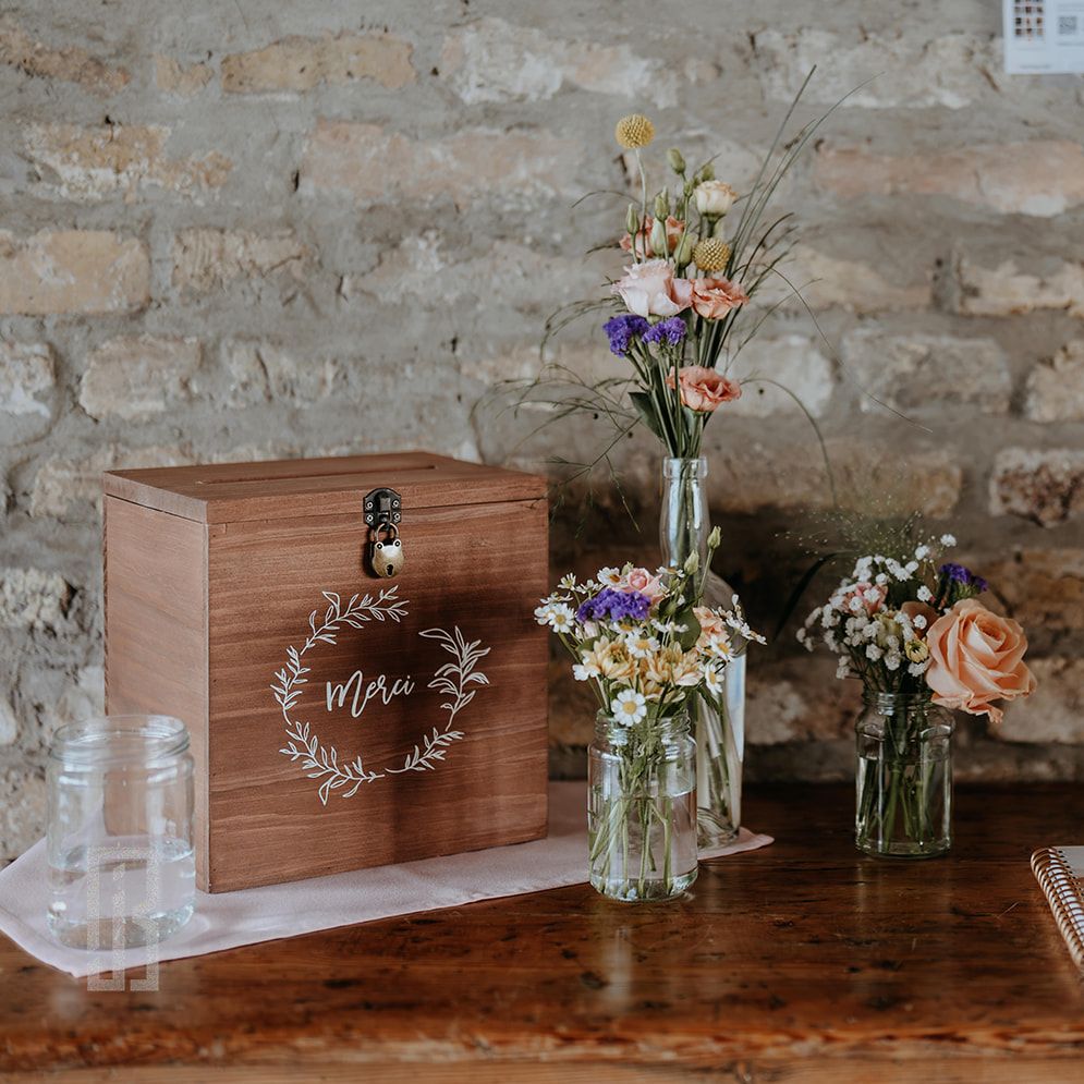 Urne en bois foncé